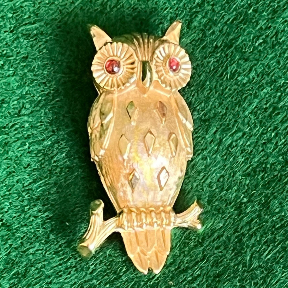 Crown Trifari quality brooch gold toned Owl with red cabochon faux ruby eyes
